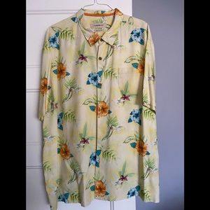 Beautiful condition. It’s been dry cleaned only.